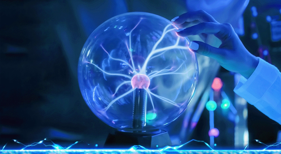 Qui est-ce qui a découvert que les électrons sont chargées négativement&nbsp;?