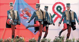 Ungarische Volkstänzer, in der klassischen Uniform der Husaren