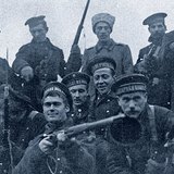 Een groep soldaten tijdens de Oktoberrevolutie in 1917 (Rusland)