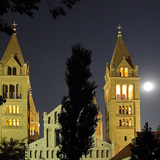 Een kathedraal met de Maan en Jupiter in de achtergrond