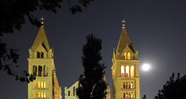 Une cathédrale avec la Lune et Jupiter en arrière plan