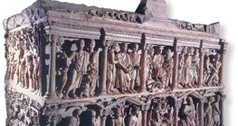 Ancien cercueil chrétien en pierre qui représente des scènes bilbiques