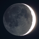 De donkere kant van de maan door licht gereflecteerd van de Aarde