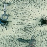 Er bestaat een interactie tussen ijzer en magnetische velden