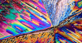 Kristallisierte Zitronensäure im polarisierten Licht