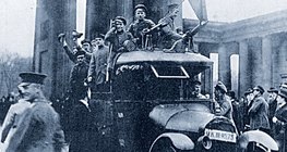 Révolutionnaires dans les rues de Berlin, capitale de l'Allemagne (novembre 1918)