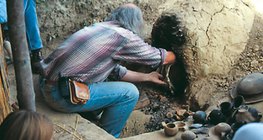 La poterie, faite avec des techniques préhistoriques, est sortie du four