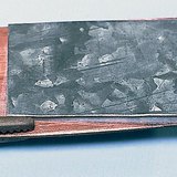 Les plaques de zinc et de cuivre sont connectées par un électrolyte