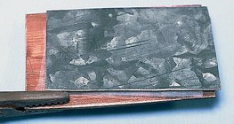 Les plaques de zinc et de cuivre sont connectées par un électrolyte