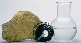 Schwefel, Magnesium und destilliertes Wasser sind chemische Reinstoffe