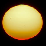 Sonnenflecken auf der von Lichtbrechung verzerrten Sonne