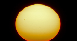 Tâches sur la surface du Soleil qui est déformé à cause de la réfraction