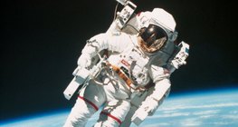 Astronaut mit der Erde im Hintergrund