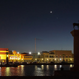 Conjunctie van de Maan en Venus boven de haven van Rodos