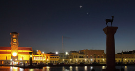 Conjonction de la Lune et de Vénus sur le port de Rhodes