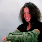 De elektrische lading van de sweater is het tegenovergestelde van de lading van ons haar tijdens het aankleden