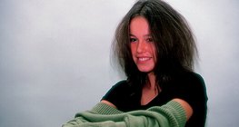 Wenn man sich einen Pullover anzieht werden die Haare und der Pulover gegenseitig geladen