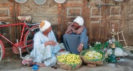Vendeurs dans le souk du Caire