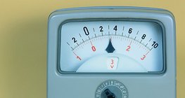 Die Spannung zwischen in verdünnte Schwefelsäure getauchten Kupfer- und Zink-Platten ist messbar