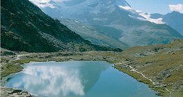 Lac de moraine dans les Alpes
