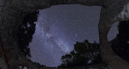 Vue de la Voie lactée avec l'étoile Vega