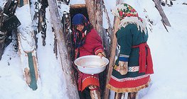 Femmes Khanty dans leurs vêtements traditonnels