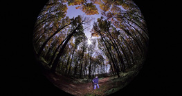 Vue d'une pleine lune via un objectif fisheye