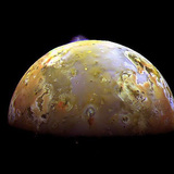 Eruption volcanique sur Io, un satellite de Jupiter.
