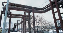 Die Kurven in den Rohren dienen dazu, die thermischen Ausdehnungen zu verhindern