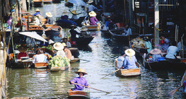 Marché au bord de la rivière