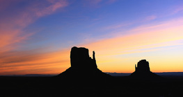 Zeugenberge im Monument Valley bei Sonnenuntergang