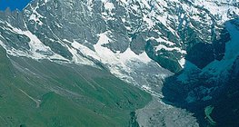 Der Gletscherfluss des 7234 m hohen Langtang Lirung im Himalaya