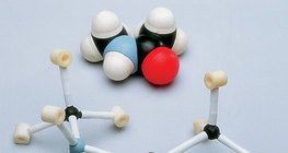 Modèle compact et modèle boules-bâtonnets de la molécule de N-méthylacétamide