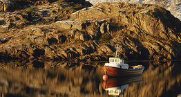 Fischereischiff in einer Bucht