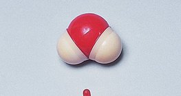 Kalotten- und Stäbchenmodell des Wassermoleküls