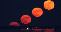 Multiple exposition de l'ascension de la pleine lune.