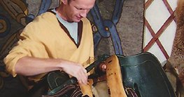 Sellier au travail de nos jours, mettant en pratique un artisanat ancestral