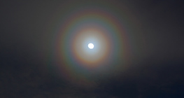 Couronne lunaire sous forme d'anneaux colorés