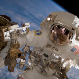 Un astronaute qui assemble la Station Spatiale Internationale