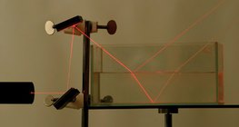 La réfraction et la réflexion de la lumière laser à la frontière entre l'eau et l'air et à la frontière entre l'eau et le gaz.