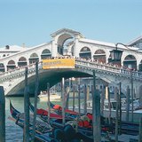 Rialtobrug overbugt het Canal Grande in Venetië, Italië