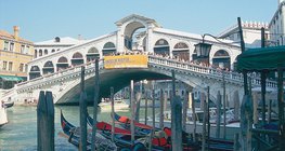Pont de Rialto sur le Grand Canal de Venise, Italie