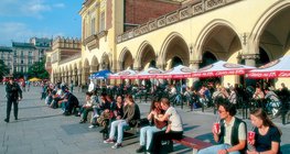 Place principale de Cracovie, avec le célèbre marché au milieu