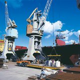 Er worden enorme kranen gebruikt voor het laden in de haven van Gdańsk