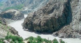 Tal des Indusflusses in Pakistan