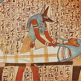 Anubis, le dieu à la tête de chacal, devant la momie