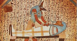 Anubis, le dieu à la tête de chacal, devant la momie