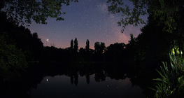 Spiegelung des Jupiters und der Milchstraße in einem See