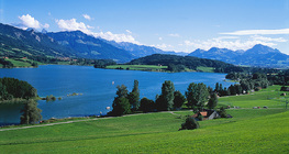 Lac dans les montagnes