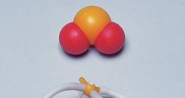 Kalotten- und Stäbchenmodell des Schwefeldioxidmoleküls